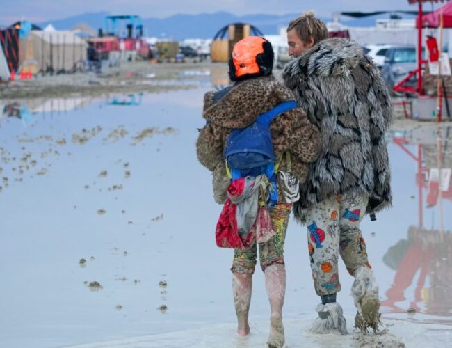 Burning Man enfrenta novamente dificuldades por conta do clima e uma mulher teve a morte confirmada no evento 