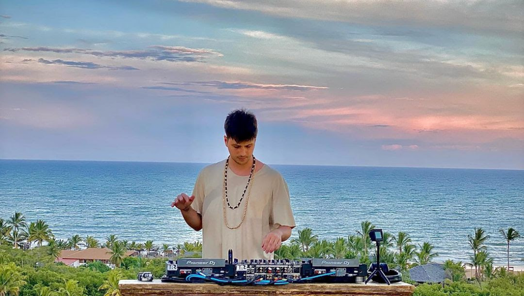 Anneto invade Trancoso com um set cheio de progressive house e melodic techno em sua nova live