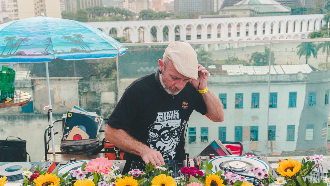 Com vista para os Arcos da Lapa, Fonq Demure reúne DJs de vinis raros